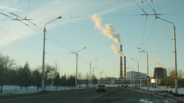 Vapore esce dai tubi di una centrale elettrica — Video Stock