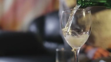 alkol cam içine dökülür