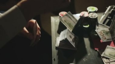 karanlık bir odada poker oyunu