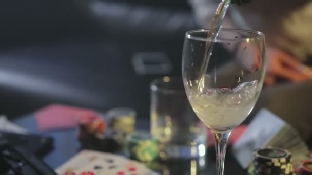 Glas champagne op de speltafel — Stockvideo