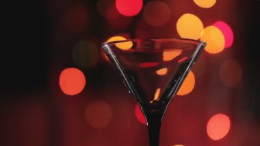 Alkollü kokteyl yakın çekim hazırlanması