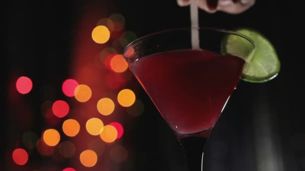 Voorbereiding van alcoholische cocktail close-up — Stockvideo