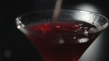 Alkollü kokteyl yakın çekim hazırlanması