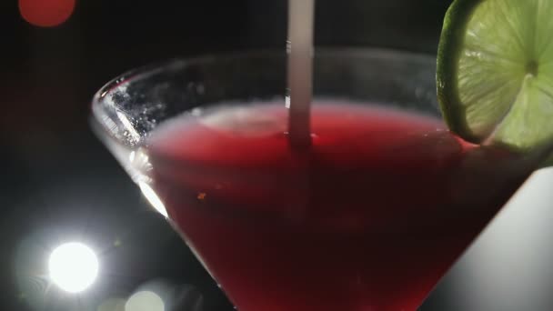 Preparazione di cocktail alcolici primo piano — Video Stock