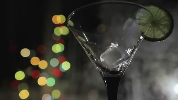 Přípravě alkoholických koktejlů close-up — Stock video