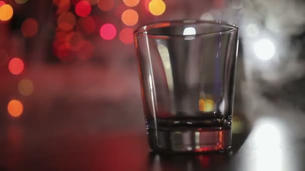 Ρίχνει ένα σκοτσέζικο ουίσκι σε ένα ποτήρι με πάγο — Αρχείο Βίντεο