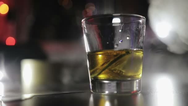 Hand neemt een glas whiskey — Stockvideo