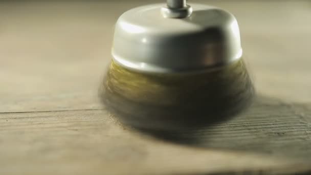 Escova de metal gira para limpar a placa de madeira velha — Vídeo de Stock