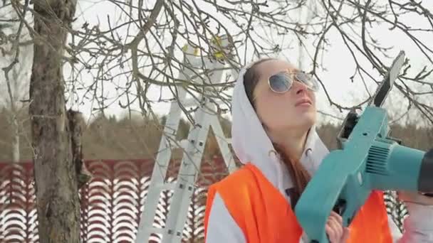 Feministische Arbeiten im Garten — Stockvideo