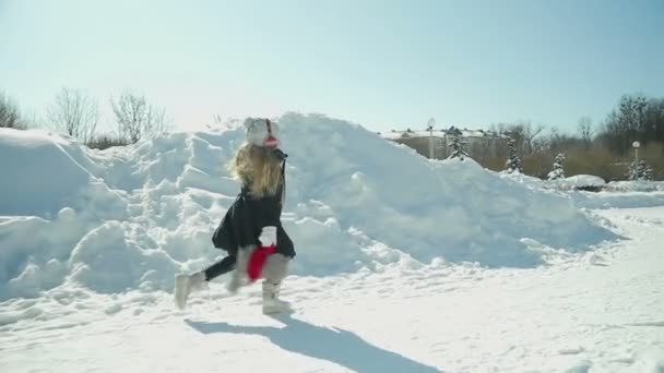 Criança brinca no parque de inverno — Vídeo de Stock