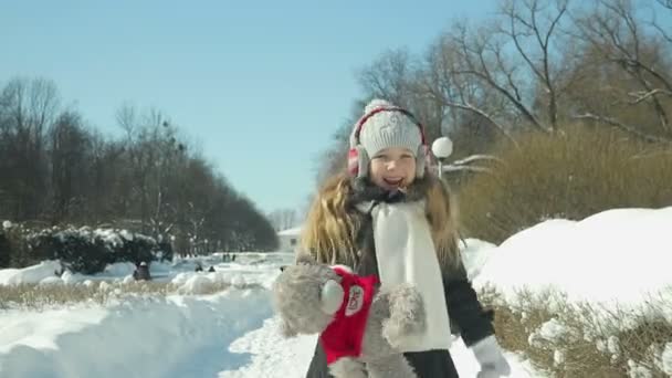 Child plays in the winter Park — Stock Video