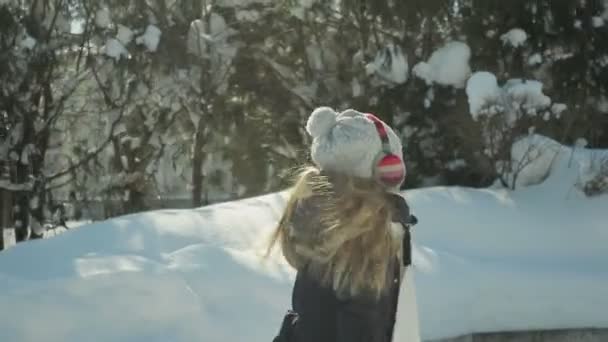 Kind speelt in de winter Park — Stockvideo