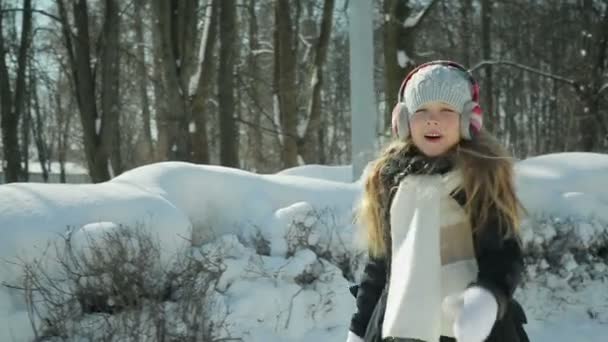 Kind speelt in de winter Park — Stockvideo