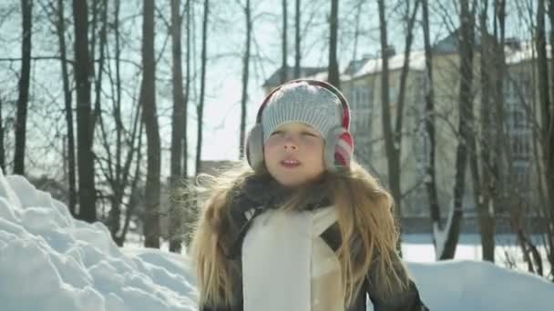 Niño juega en el parque de invierno — Vídeos de Stock