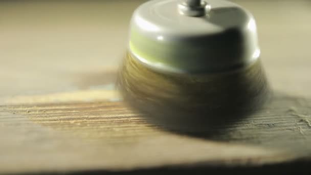 Μεταλλική βούρτσα περιστρέφεται για να καθαρίσετε παλαιά ξύλινη σανίδα — Αρχείο Βίντεο