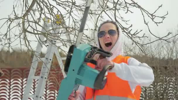 Feministische werkt in de tuin — Stockvideo