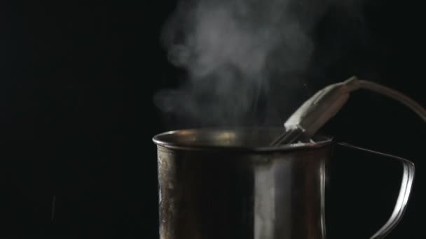 Отопление воды с помощью старого погружного нагревателя — стоковое видео