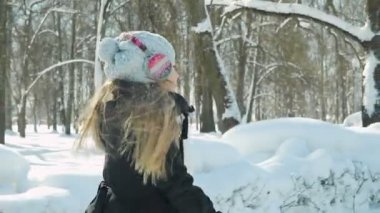 Çocuk kış parkta oynuyor