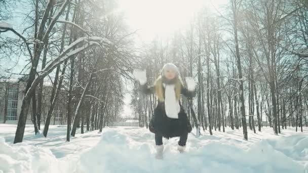 Дитина грає в зимовому парку — стокове відео