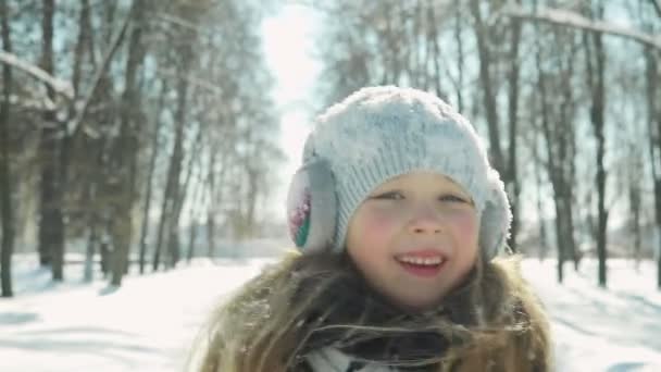 Дитина грає в зимовому парку — стокове відео