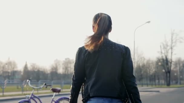 Brutala flicka rider en vintage cykel — Stockvideo