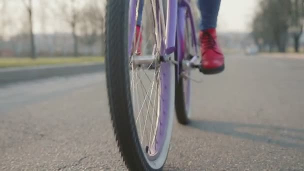 Брутальная девушка на винтажном велосипеде — стоковое видео