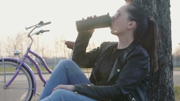 骑着老式自行车的野蛮女孩 — 图库视频影像