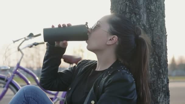 Brutal girl riding a vintage bike — Stock Video