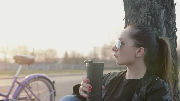 Brutální dívka jízda historických kol — Stock video