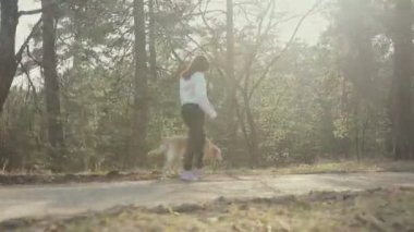 ormanda yürüyüş köpek ile kız