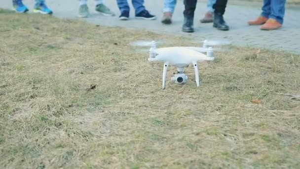 Quadrocopter hebt vom Boden ab — Stockvideo