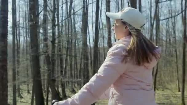 Meisje rijdt een vintage fiets op de weg van een bos — Stockvideo