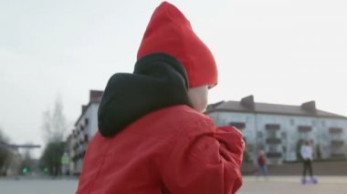 neşeli küçük çocuk bir scooter sürme