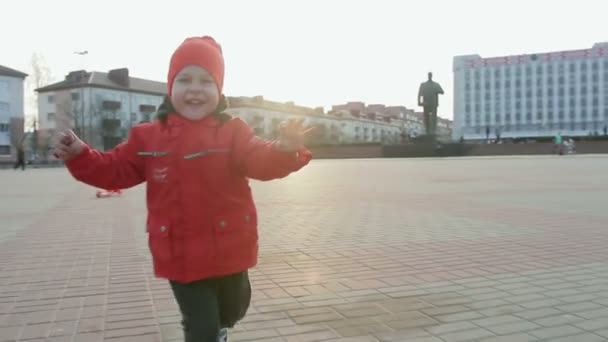 Fröhlicher kleiner Junge auf einem Motorroller — Stockvideo