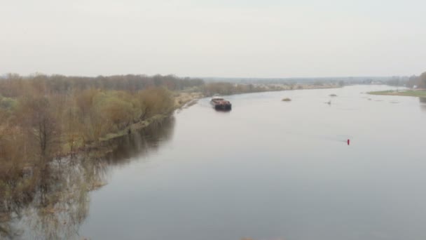 Schip linten een schuit op de rivier. Het uitzicht vanaf de top — Stockvideo
