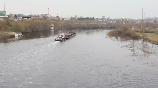 Корабель буксирує баржу на річці. Вид зверху — стокове відео