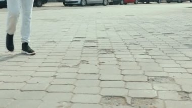 Sokağın ortasında break dans yapan trendy genç erkek