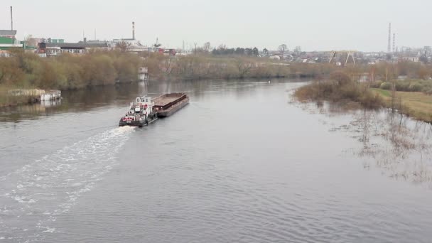 Корабель буксирує баржу на річці. Вид зверху — стокове відео