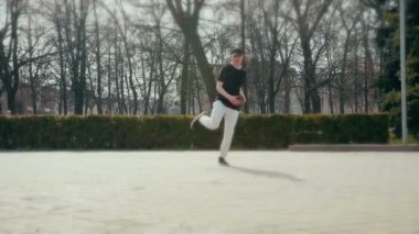 Sokağın ortasında break dans yapan trendy genç erkek