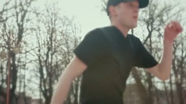 Sokağın ortasında break dans yapan trendy genç erkek