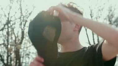 Sokağın ortasında break dans yapan trendy genç erkek