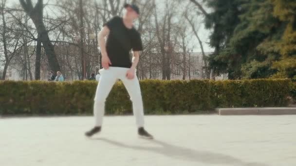 Modny młody człowiek robi break dance na ulicy — Wideo stockowe