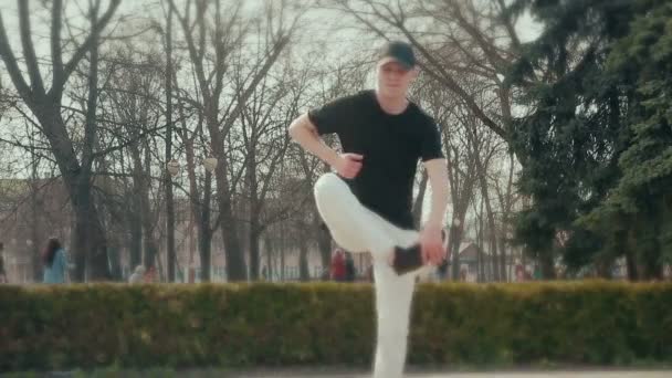 Модний молодий чоловік робить танець перерви на вулиці — стокове відео