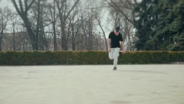 Moderní mladý muž dělá break dance v ulici — Stock video