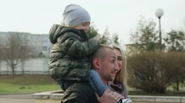 Aile parkta yürüyor.
