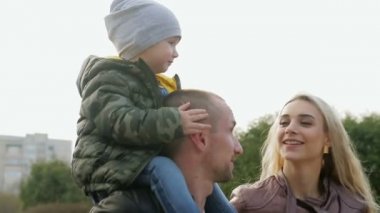 Aile parkta yürüyor.