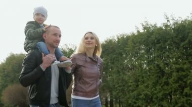 Aile parkta yürüyor.