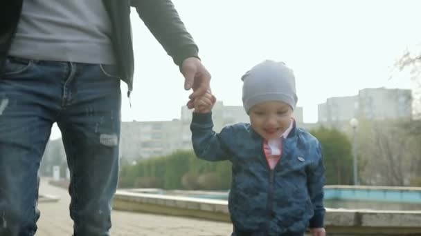 Caminhada em família no parque — Vídeo de Stock