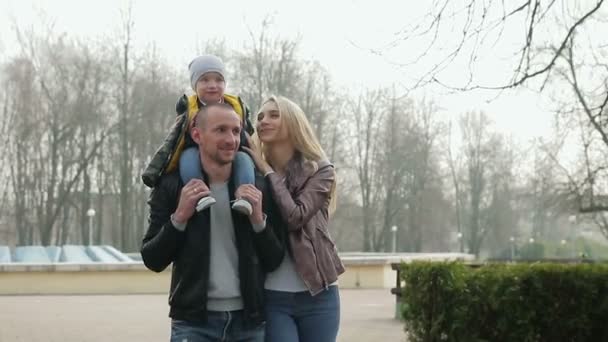 Familjevandring i parken — Stockvideo