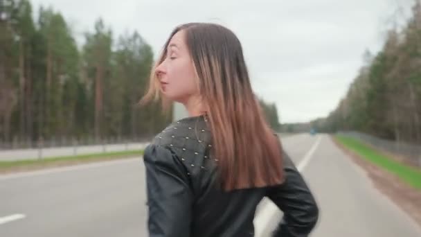 Ung, ganska road prostituerad går längs vägen — Stockvideo